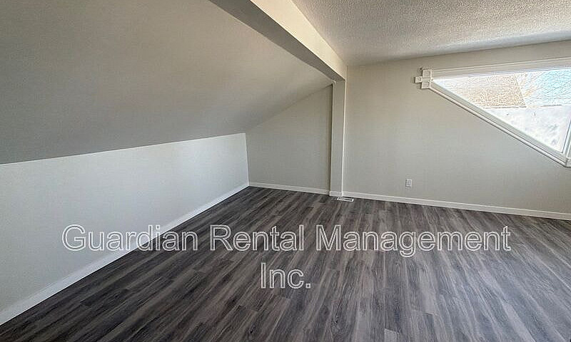 Upper-Level 1 Bed, 1...