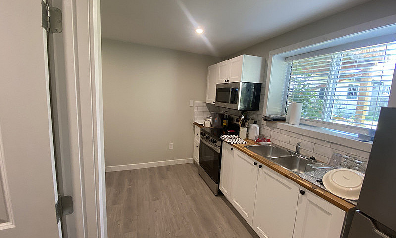Cozy 1 Bed 1 Bath Un...