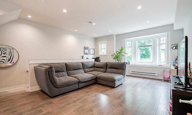 3Bd/3 Full Bath Town...