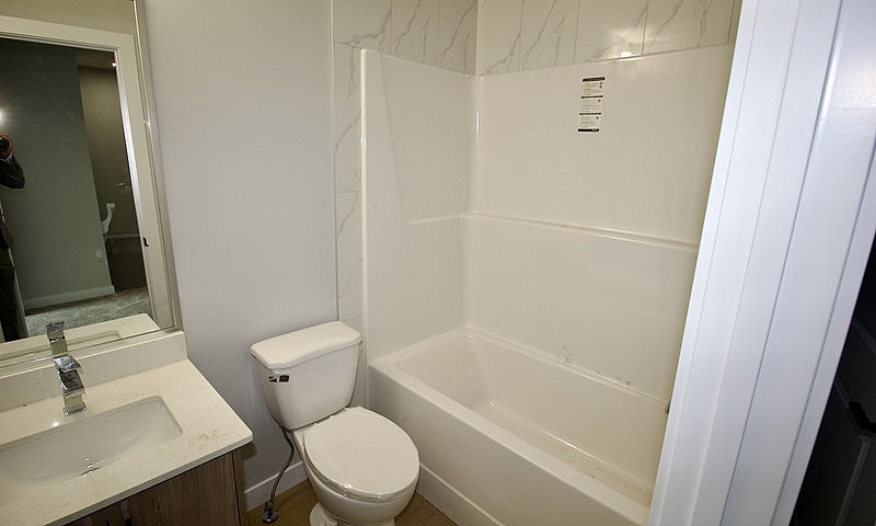 Leduc 2 Bed + Den 2....