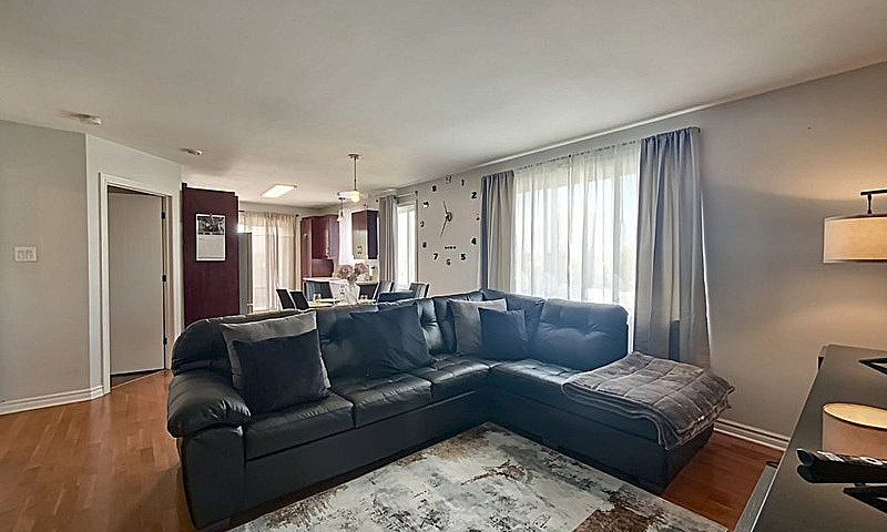 1 085 000$ - Triplex...