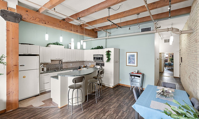 Spacious 1Bdrm Loft-...