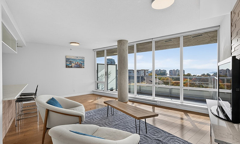 2 Bed Condo With Stu...