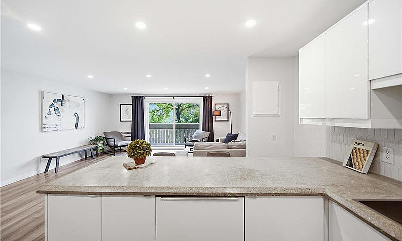 304 365 Wellington C...