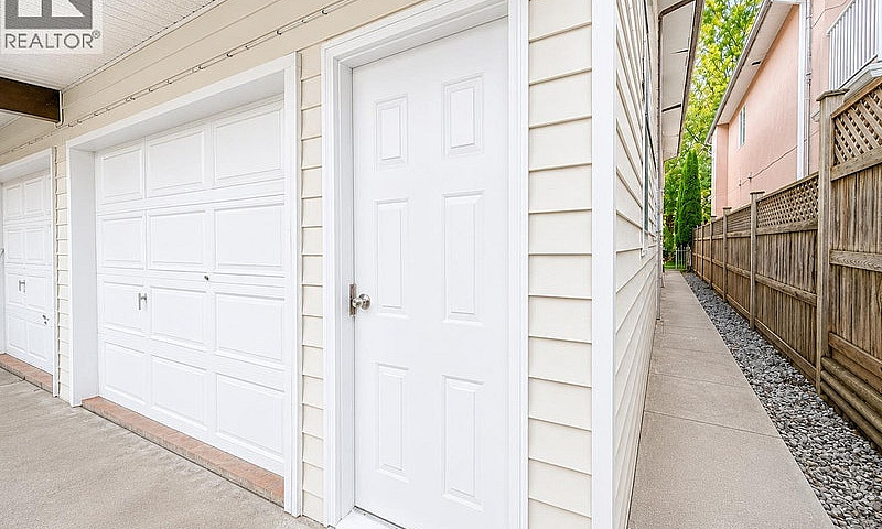 2Br 5838 Kerr Street...