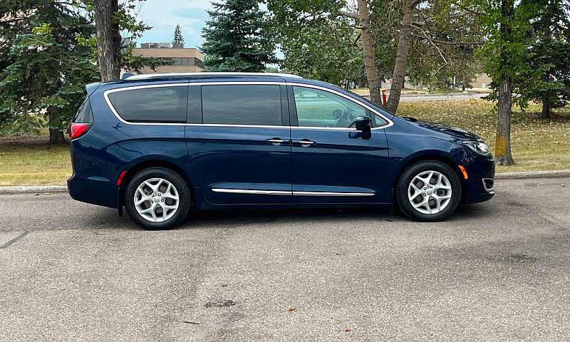 2017 Chrysler Pacifi...