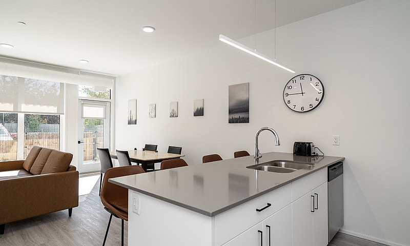 Modern 1Br/1.5Bath I...