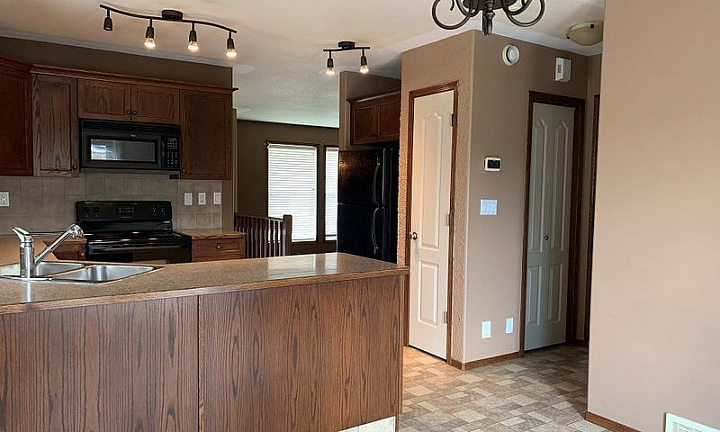 146 Inkster Close - ...