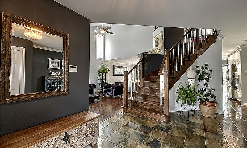 $1,199,000 - 2 Store...