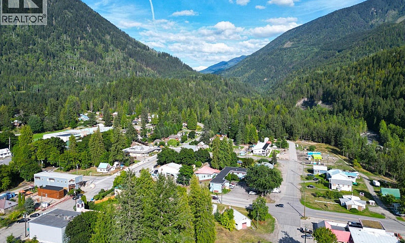 416 Slocan Avenue Ne...