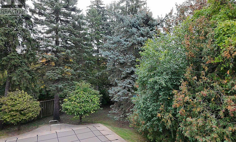 35 Tofino Crescent T...