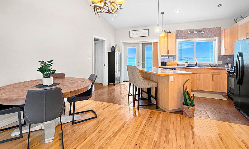 Lakefront House On J...