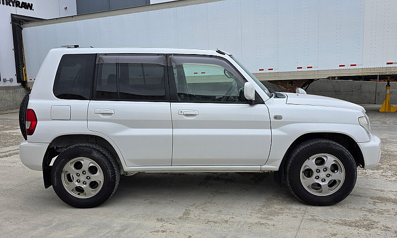2002 Mitsubishi Paje...