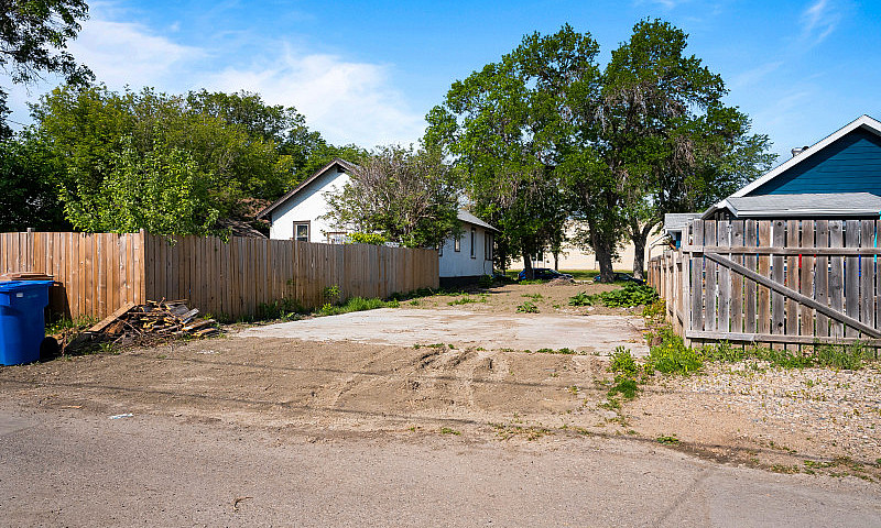 2437 Winnipeg St - B...