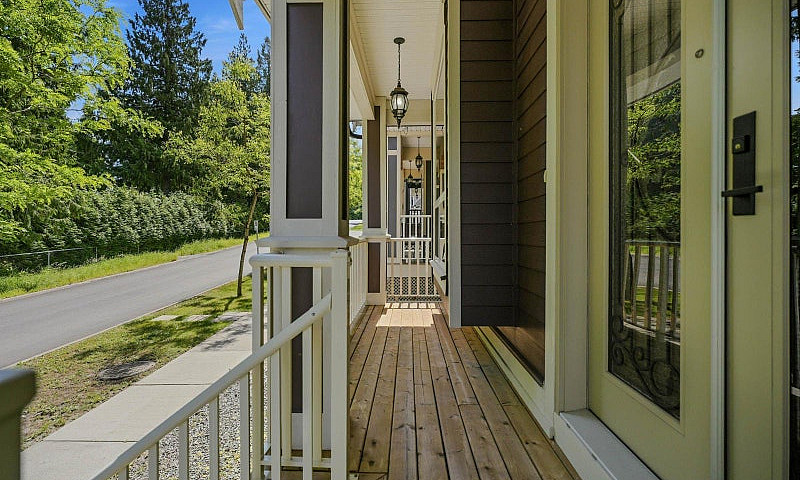 6035 138A Street Sur...