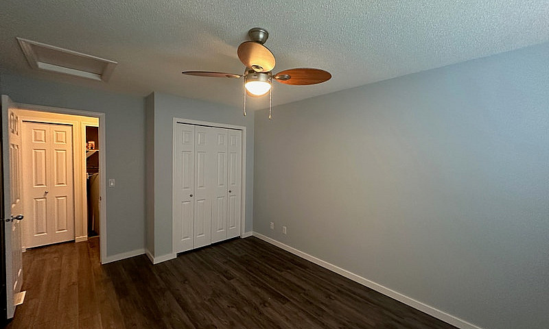 Stylish 1 Bed+Den Co...