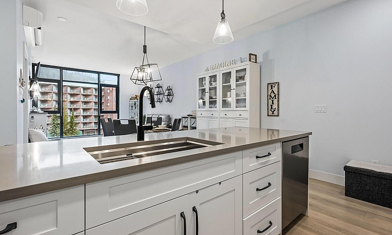 608 120 Esplanade Av...