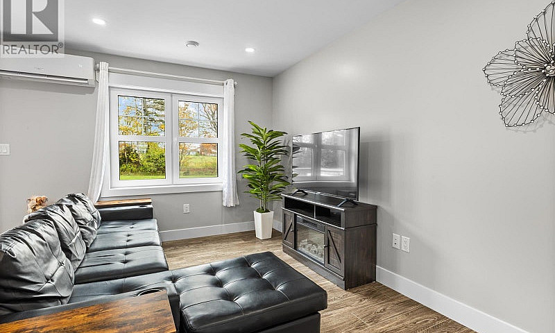 86 Enderis Lane West...