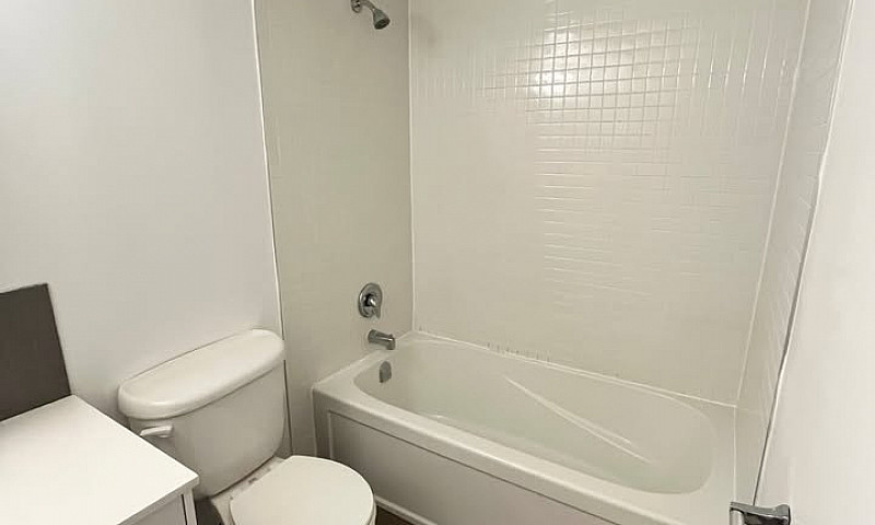 102-1190 West 10Th A...