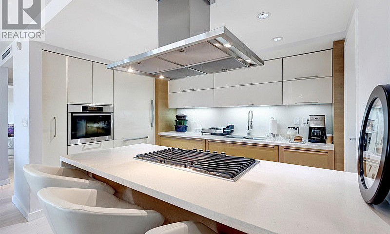 305 8 Smithe Mews Va...