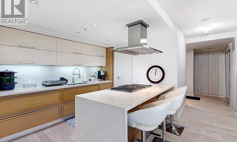305 8 Smithe Mews Va...