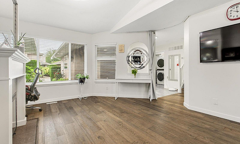 15501 89A Avenue Sur...