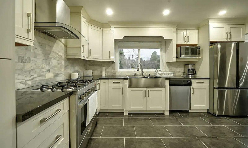 18369 21A Avenue Sur...