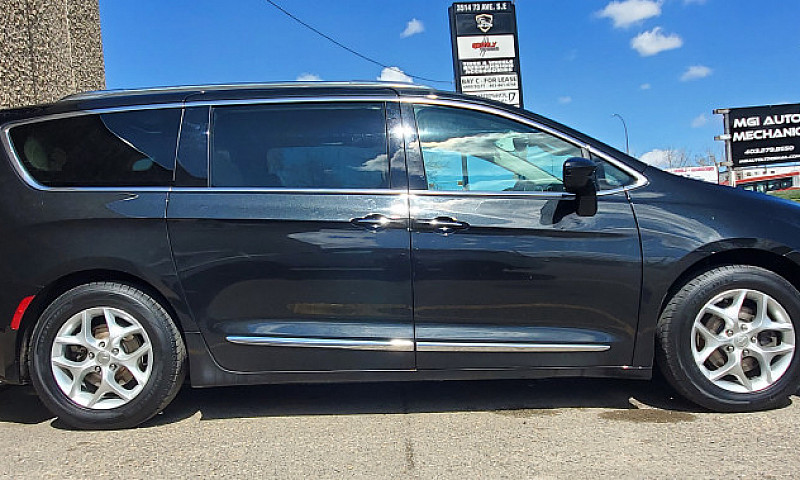 2018 Chrysler Pacifi...
