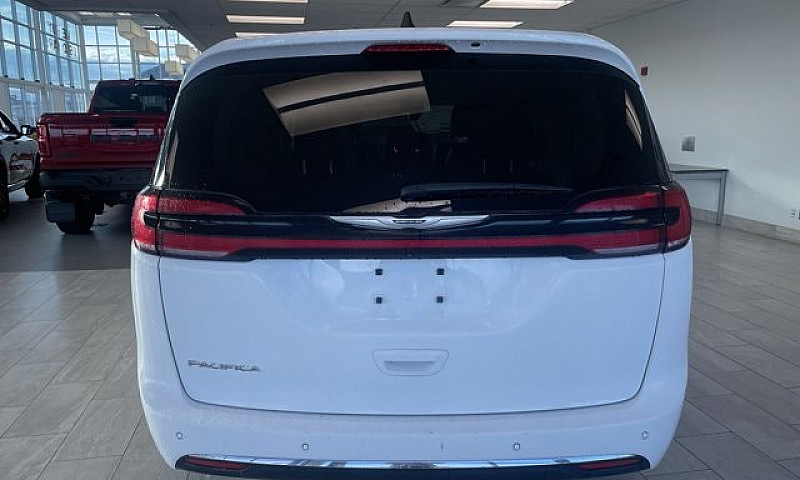 2023 Chrysler Pacifi...