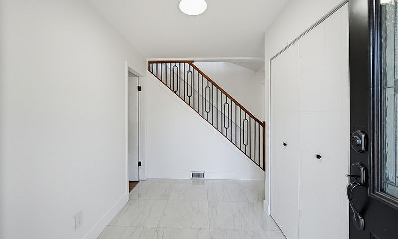 1341 Parker St White...