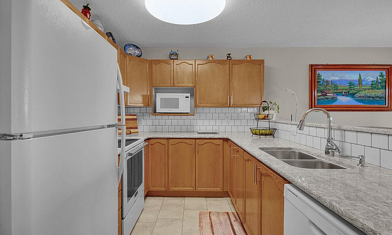 18+ Condo On Beaumar...