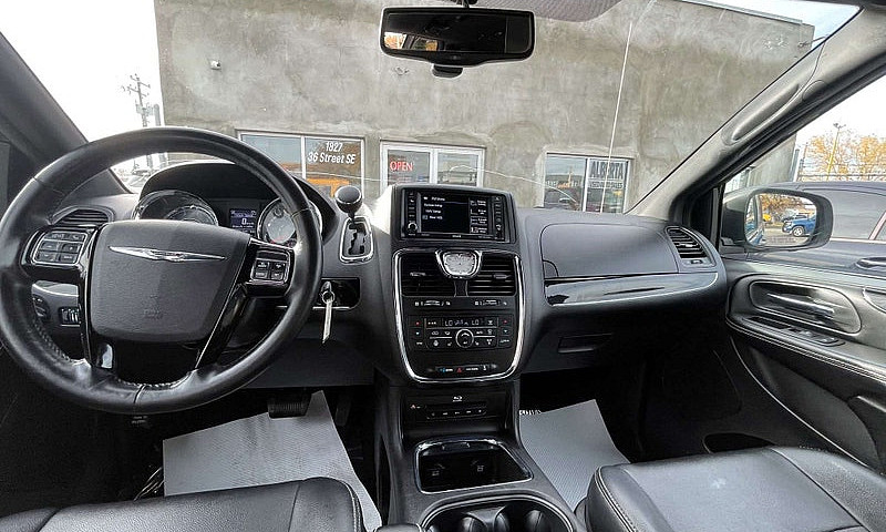 2015 Chrysler Town &...