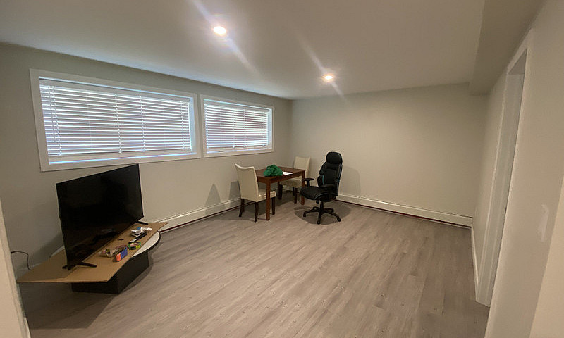 Cozy 1 Bed 1 Bath Un...