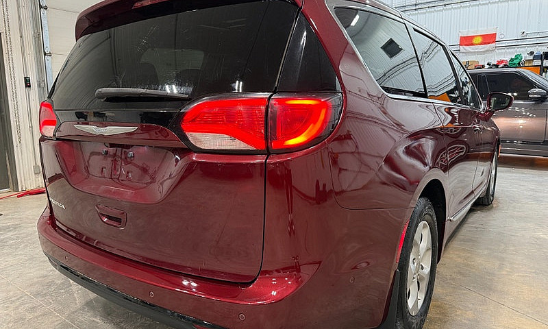 2017 Chrysler Pacifi...