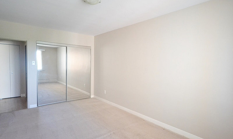 Bright 1-Bdrm With B...