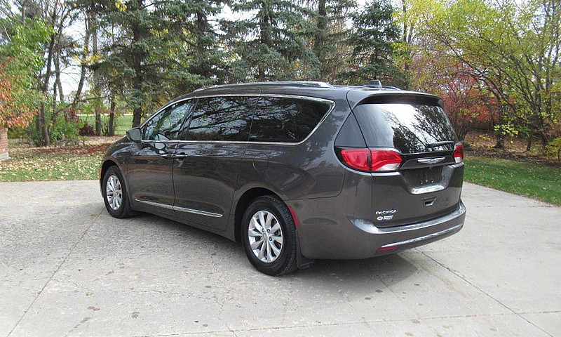 2019 Chrysler Pacifi...
