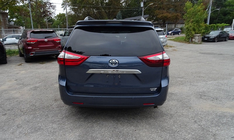2017 Toyota Sienna ...