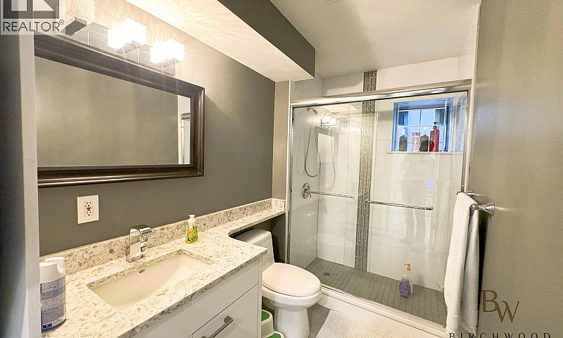 Lower 1328 Nanton Av...