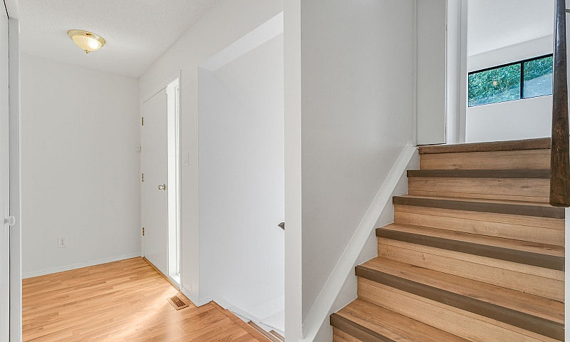 Charming 4-Level Spl...