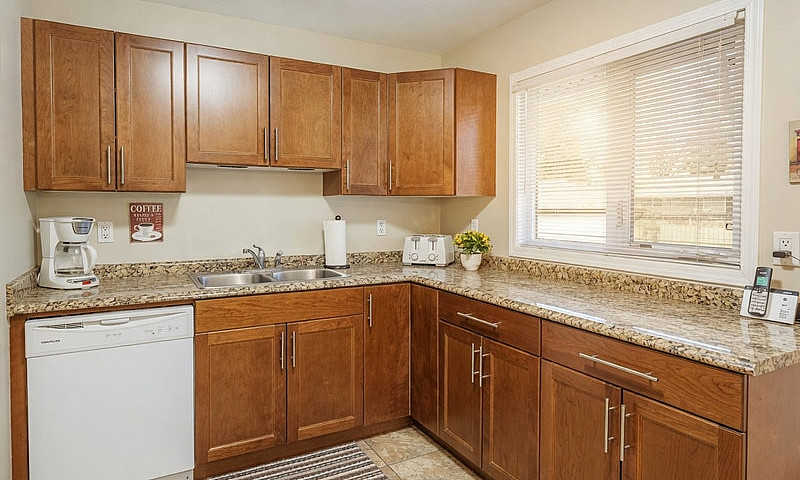 3-Bed Mainfloor Suit...