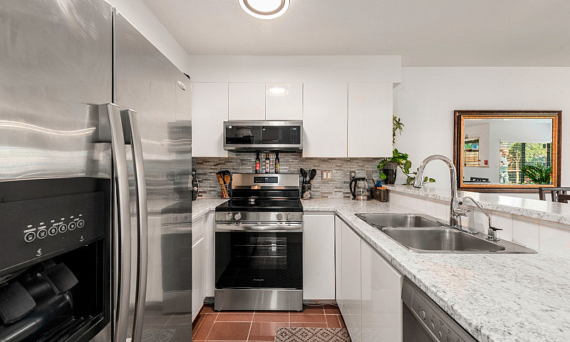 Fairview 2Br+Den Gar...