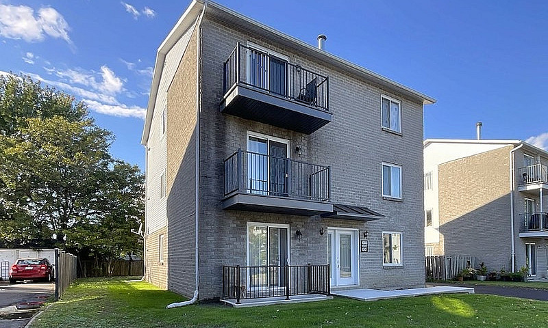 $980,000 - Triplex F...