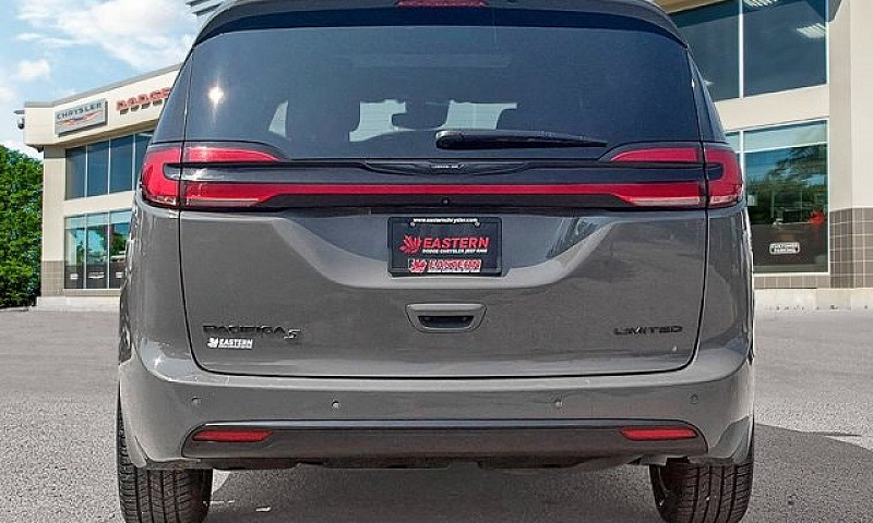 2025 Chrysler Pacifi...