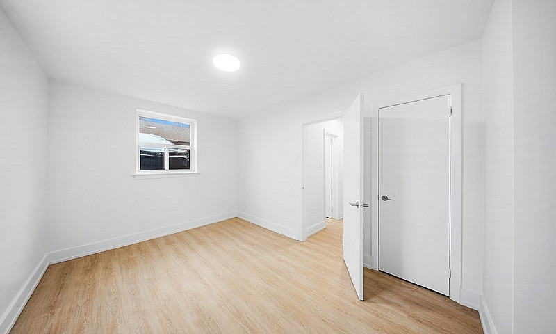 Gorgeous 2 Bedroom E...