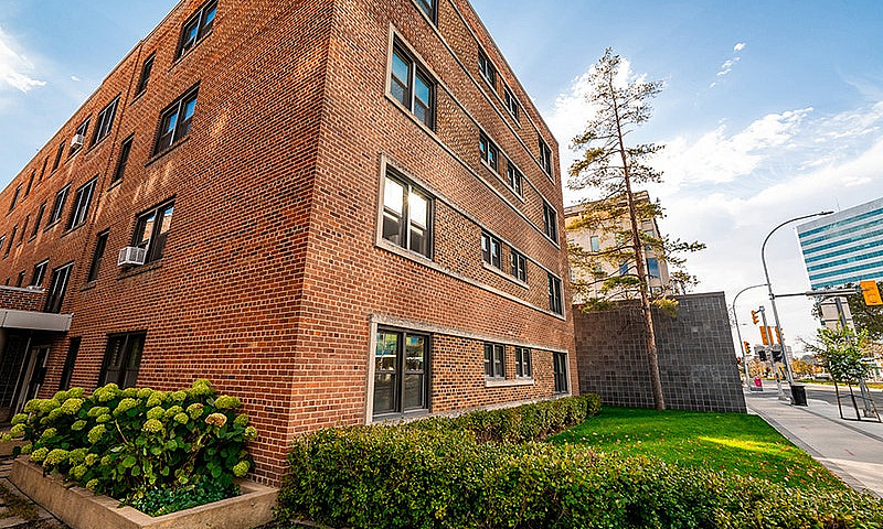 2Br Suite In Charact...