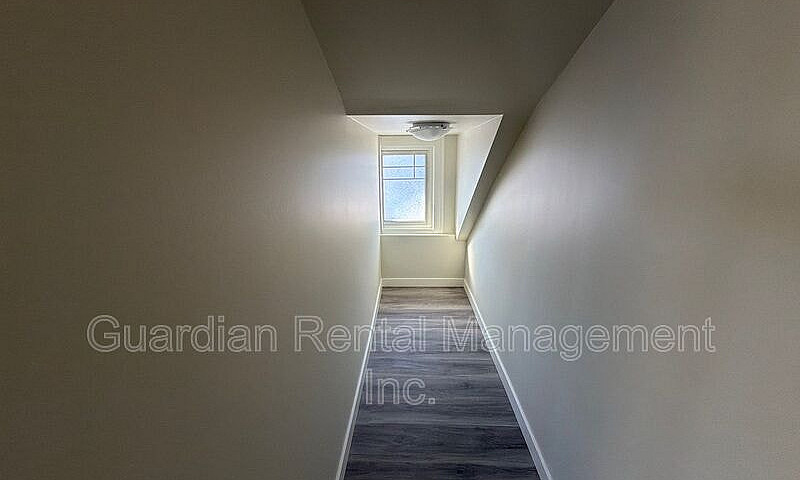 Upper-Level 1 Bed, 1...