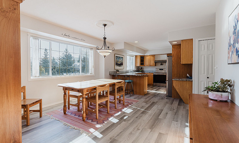 367 Oriole Way, Barr...