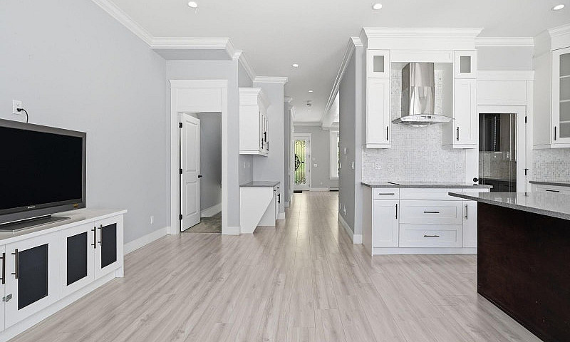 6035 138A Street Sur...