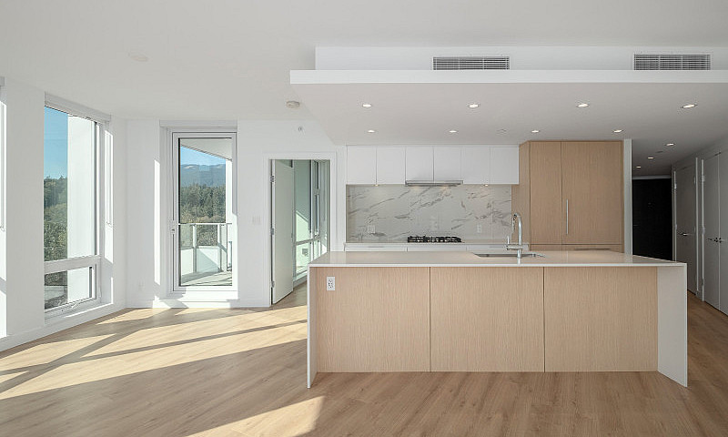 Luxury 2 Bed + Den C...