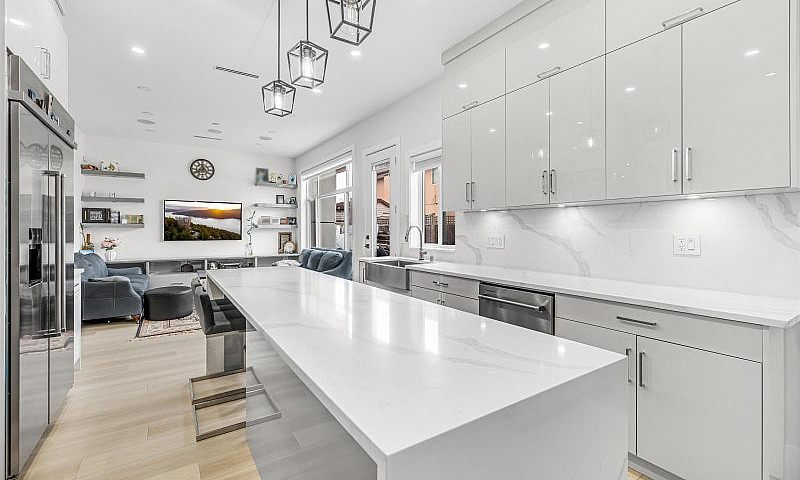 12525 75A Avenue Sur...